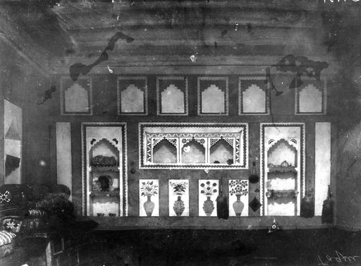 B1434: Im Haus des Dorfschulzen Ali Akhond: reich verzierte Wand mit Fächernischen (B_1434_Toksu_Raum_im_Haus_von_Ali_San-yo.jpg)