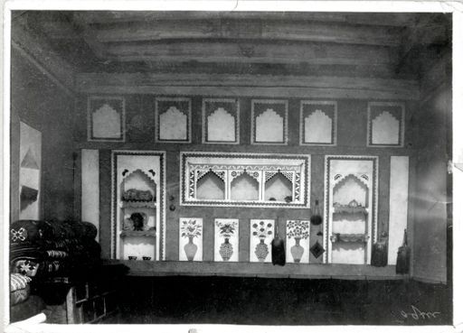 B 1434: Im Haus des Dorfschulzen Ali Akhond: reich verzierte Wand mit Fächernischen