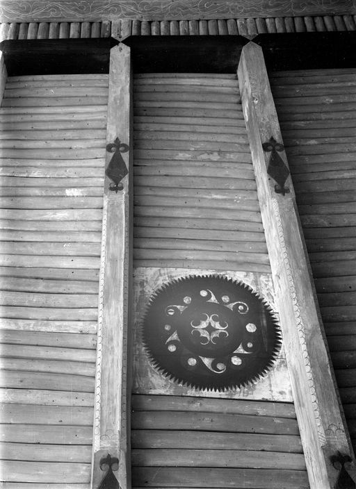 B 1438: Holzarchitektur mit Mandala, vielleicht Holzdecke vom Haus in Toksu