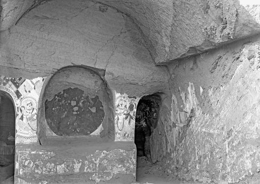 B 1444: Ansicht der Cella einer Höhle mit Wandmalereien: Adoranten unter Rautenmuster neben Kultnische