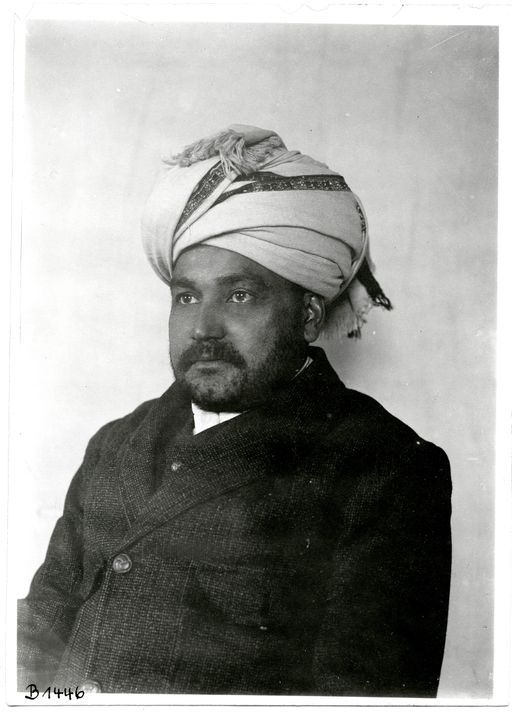 B 1446: Herr mit Jacket und Turban, vermutlich der kashmirische Aksakal in Maralbashi