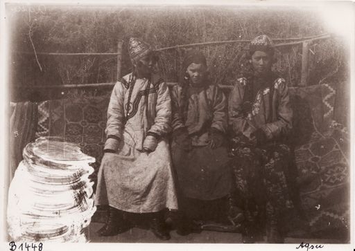B1448: Drei Kurtisanen aus Aksu (Turfan_IV_39_1448_Aksu.jpg)