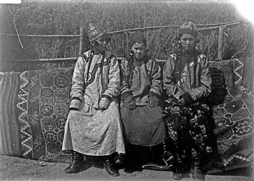 B 1448: Drei Kurtisanen aus Aksu