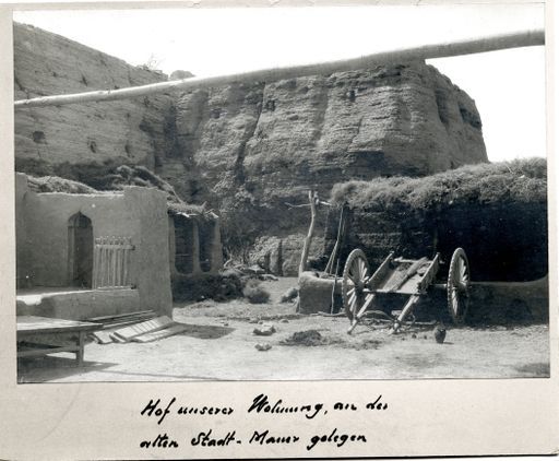 B1449: Hof der Wohnung der ersten drei Expeditionen beim Bauern Sa'ut an der nördlichen Stadtmauer, links vor einer kleinen Moschee das Bett von Le Coq. (B_1449_pos.jpg)