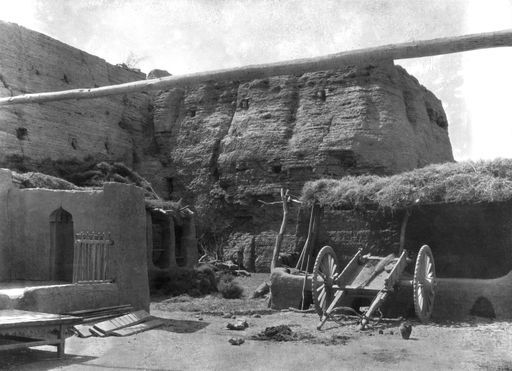 B 1449: Hof der Wohnung der ersten drei Expeditionen beim Bauern Sa'ut an der nördlichen Stadtmauer, links vor einer kleinen Moschee das Bett von Le Coq.