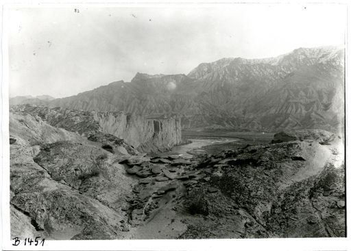 B 1451: Blick von Anlage 2 in Kizil hinab in das Flusstal