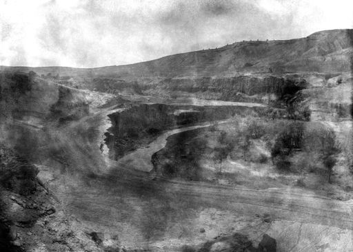 B 1454: Die Biegung des Flusses vom nördlichen Tempel der Anlage 10 her aufgenommen, Stūpagruppe auf der Hügelkette im Westen, im Hintergrund links Anlage 9