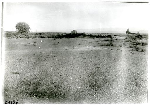 B1457: Ruinen von Cädir in trockener Landschaft, im Hintergrund ein Bauernhaus. (B_1457_pos.jpg)
