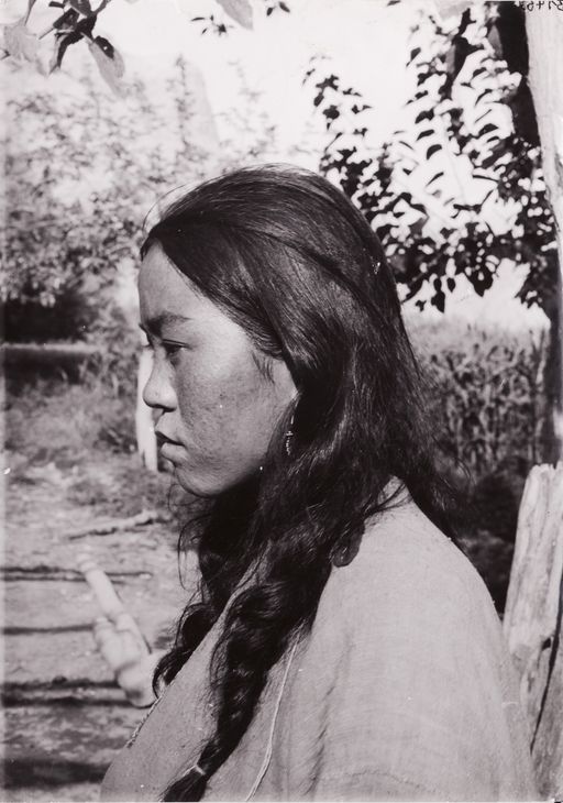 B1462: Profil einer jungen Frau: Frau Tomür (?) (Turfan_III_48_B_1462_Frau_Tomuer_Kizil.jpg)