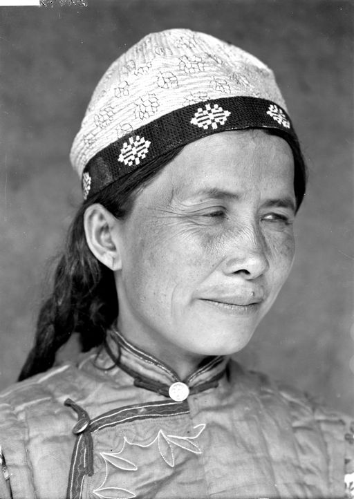 B1472: Frau in festlicher Kleidung vermutlich Mutter des Scheich von Kum Arik (B_1472_Personen.jpg)