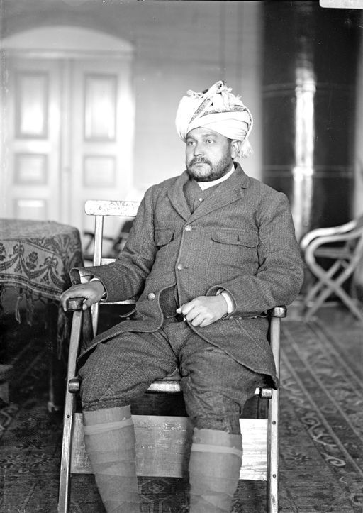 B 1475: Mann mit Turban und in europäischer Kleidung in Zimmer mit westlicher Einrichtung, vermutlich kashmirischer Aksakal von Maralbashi