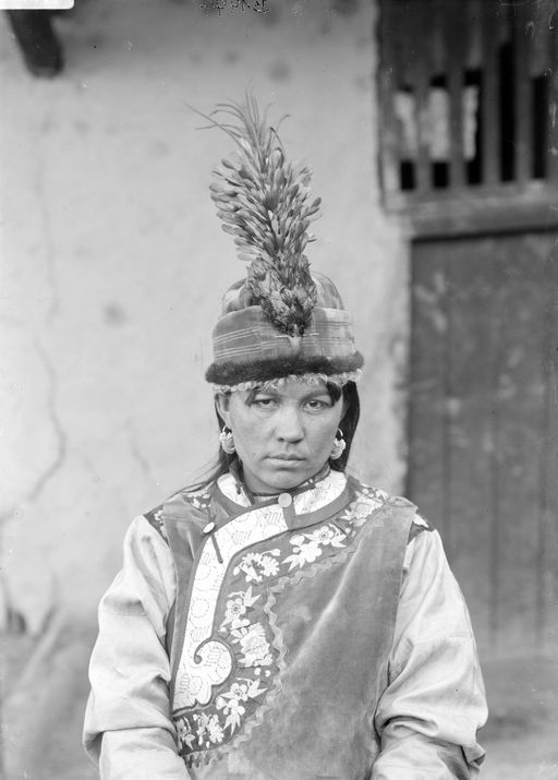 B 1477: Frau mit Federhut und festlicher Kleidung