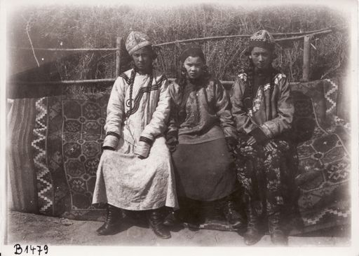 B1479: Drei Kurtisanen aus Aksu (Turfan_IV_38_B_1479_Aksu.jpg)