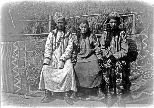 B 1479: Drei Kurtisanen aus Aksu