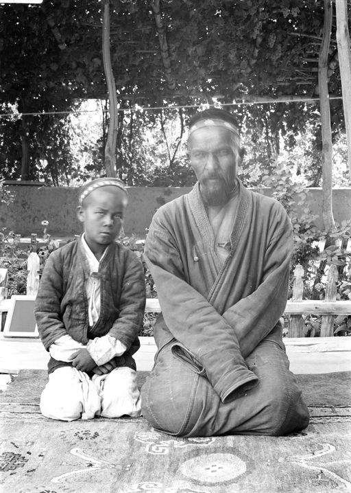 B 1483: Imam Sa'ut aus Kumtura mit Sohn