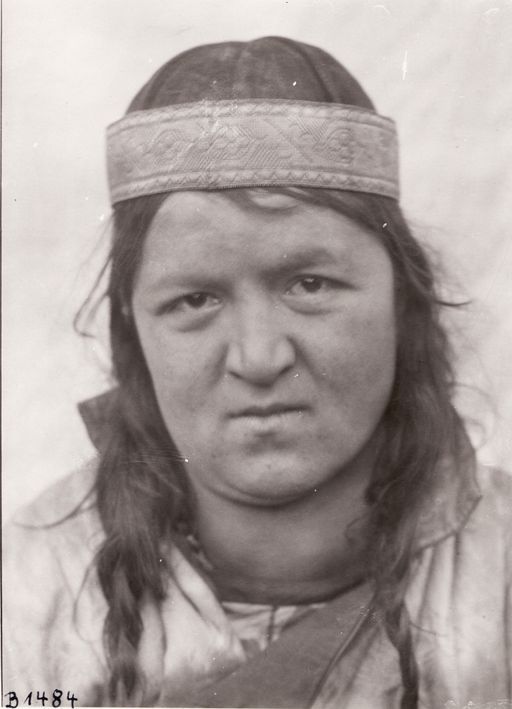 B1484: Frau mit Kropf, (Kurtisane) (Turfan_III_18_B_1484.jpg)