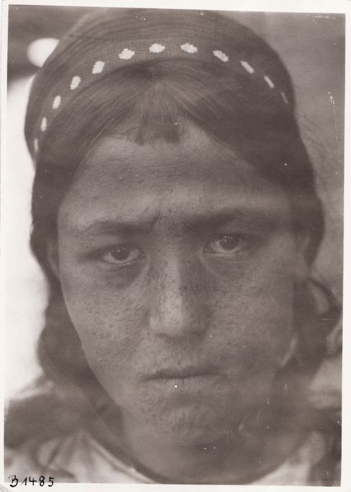 B1485: Frau mit vernarbtem Gesicht (Turfan_III_19_B_1485.jpg)