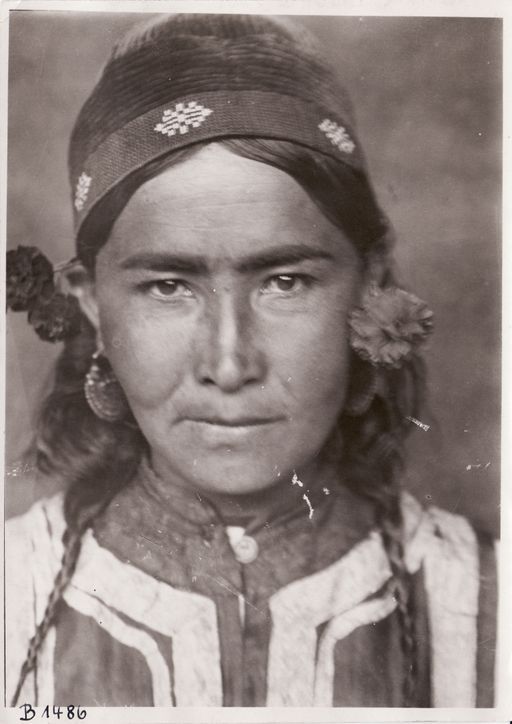 B 1486: Frau: Gülschadä Khan, Schwester von Haschira Khan und Iradä Khan