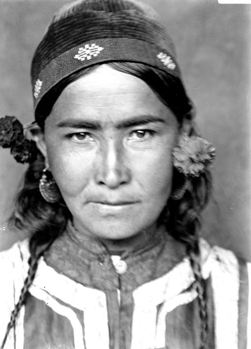 B1486: Frau: Gülschadä Khan, Schwester von Haschira Khan und Iradä Khan (B_1486_Personen.jpg)