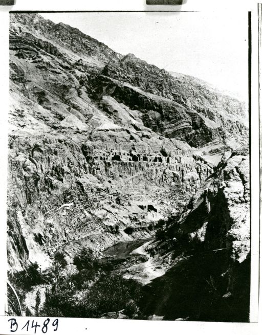 B1489: Klosterkomplex auf einer Terrasse hoch über dem Fluss.auf der westlichen Seite der Schlucht (B_1489_pos.jpg)