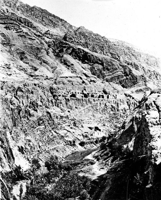 B 1489: Klosterkomplex auf einer Terrasse hoch über dem Fluss.auf der westlichen Seite der Schlucht