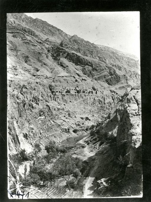 B1489: Klosterkomplex auf einer Terrasse hoch über dem Fluss.auf der westlichen Seite der Schlucht (B_1489_B_0942_Toy.jpg)