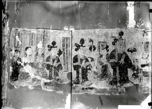 B149: Sockel einer Praṇidhi-Szene mit Stiftern: Stifterinnen und ihre Kinder (vor Buddha kniender König mit Gefolge) mit altuigurischen Namenskartuschen (B_149b_IB_8490.jpg)