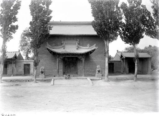 B 1492: Tempel mit von Steinlöwen flankiertem Eingang und Kindern,