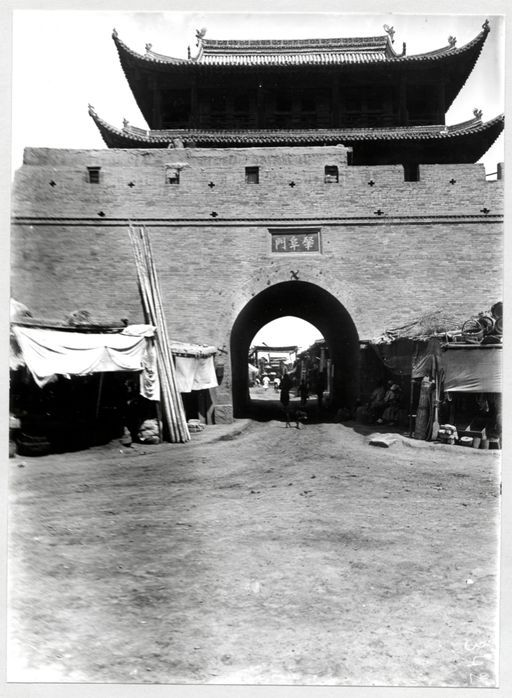 B1493: Chinesisches Torgebäude: zhao fu men; so hieß das Südtor der Innenstadt von Urumchi bis 1949. (B_1493_Urumtchi_Tor_pos.jpg)