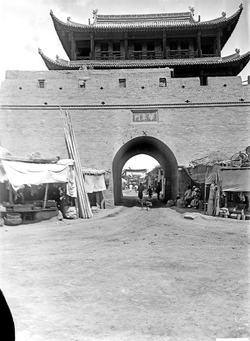 B 1493: Chinesisches Torgebäude: zhao fu men; so hieß das Südtor der Innenstadt von Urumchi bis 1949.