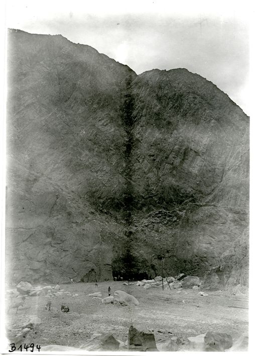 B1494: Lasttiere vor Bergmassiv am Fluss bei der Überquerung. Vermutlich von der Rückreise Le Coqs über Indien (B_1494_pos.jpg)