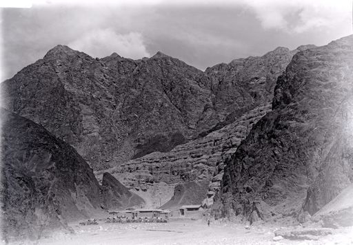B1498: Rasthaus in den Bergen mit vielen Gespannen (B_1498_Aighyr_Bulak.jpg)