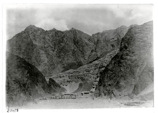B 1498: Rasthaus in den Bergen mit vielen Gespannen