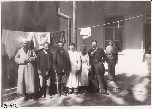 B1502: Grünwedel in einer Gruppe von Personen aus dem Haushalt seines Gastgebers (Turfan_III_77_B_1502.jpg)