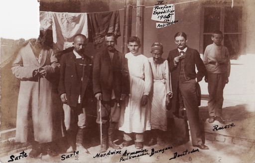 B1502: Grünwedel in einer Gruppe von Personen aus dem Haushalt seines Gastgebers (Turfan_III_76_B_1502.jpg)
