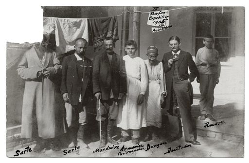 B1502a: Postkarte des Fotos B 1502 mit Beschriftung: Grünwedel in einer Gruppe von Personen aus dem Haushalt seines Gastgebers Oberst Saizof im 'Hotel Witte'; 1 Dungane, 2 Sarten, 1 Mordwine, 1 Armenier, 1 Russe (B_1502a_Postkarte_Ankauf_pos.jpg)