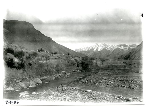 B1506: III Expedition auf dem Marsch mit Packpferden und Kisten im Alai-Gebirge (B_1506_pos.jpg)