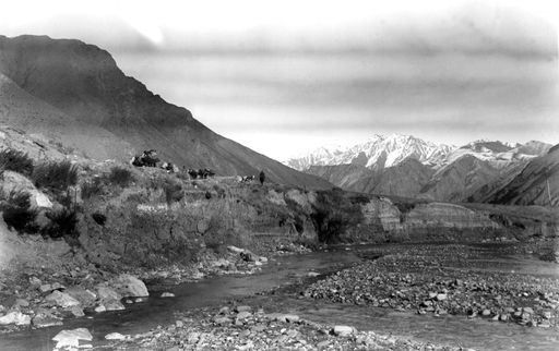 B 1506: III Expedition auf dem Marsch mit Packpferden und Kisten im Alai-Gebirge