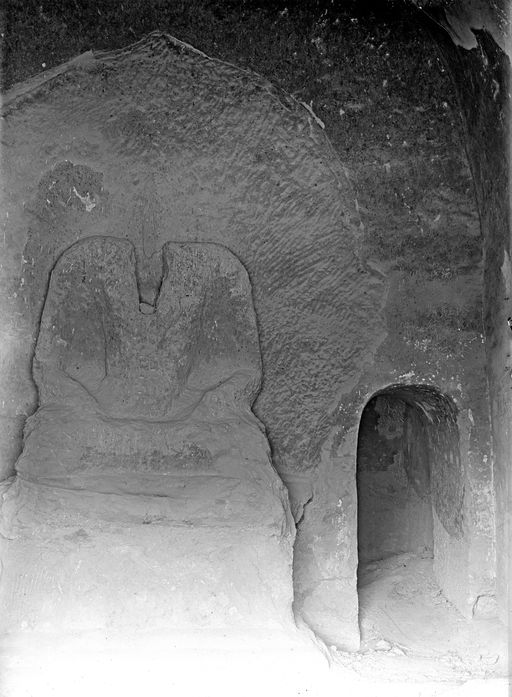 B1507: Steinkern einer sitzenden Buddha-Figur in einer Höhle (B_1507_Kum_71.jpg)