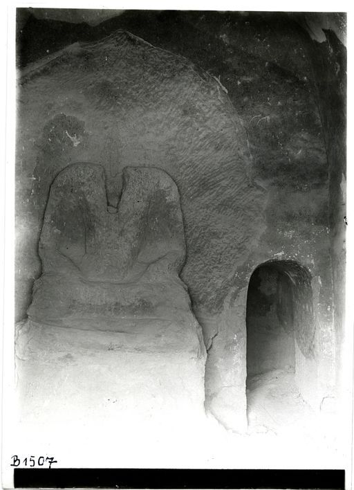 B 1507: Steinkern einer sitzenden Buddha-Figur in einer Höhle