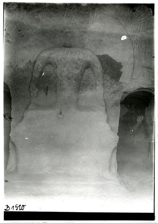 B 1510: Steinkern einer sitzenden Buddha-Figur in einer Höhle