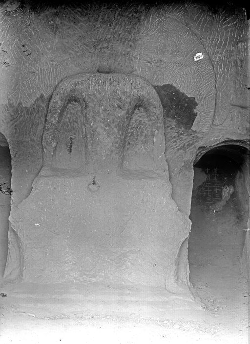 B1510: Steinkern einer sitzenden Buddha-Figur in einer Höhle (B_1510_Kum_71.jpg)