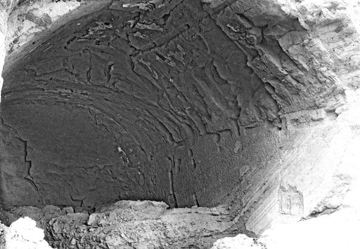B1521: Blick durch eine zerstörte Front auf Gewölbe mit Abdrücken von Holzrippen und Resten von Wandmalereien (B_1521_Kiz_60.jpg)