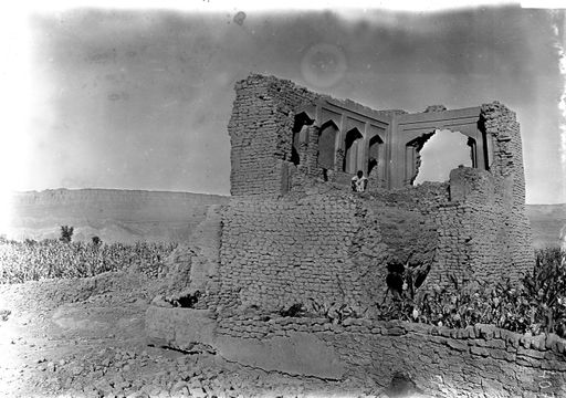 B1522: Ruine eines modernen Gebäudes: Haus eines früheren Beg: Residenz und Bibliothek (B_1522_Murtuk_Gebaeude.jpg)