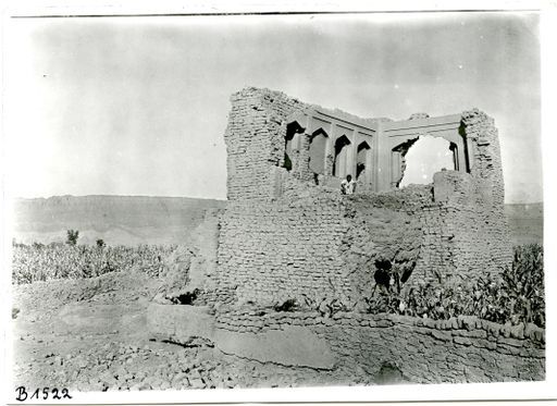 B 1522: Ruine eines modernen Gebäudes: Haus eines früheren Beg: Residenz und Bibliothek
