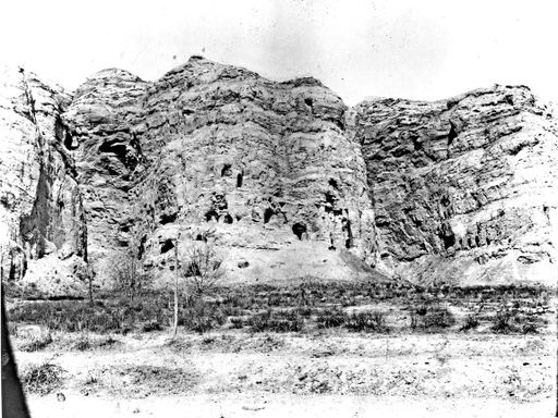 B1523: Höhlengruppe vor dem Eingang in die große Schlucht (B_1523_Kiz_76-80.jpg)