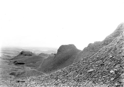 B1524: Höhlenanlage in einer Hügelkette über Flusslandschaft (B_1524_Achik_Ilek.jpg)