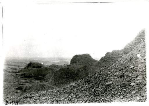 B 1524: Höhlenanlage in einer Hügelkette über Flusslandschaft