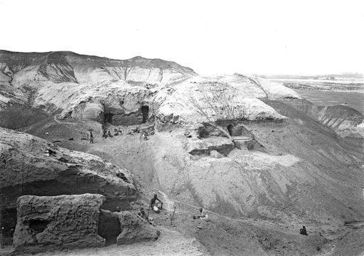B 1529: Große Höhle mit Grabungsarbeiten und Schwellenhöhle auf der linken (westlichen) Seite der Schlucht, im Vordergrund Arbeiten an einer anderen Höhlenanlage.