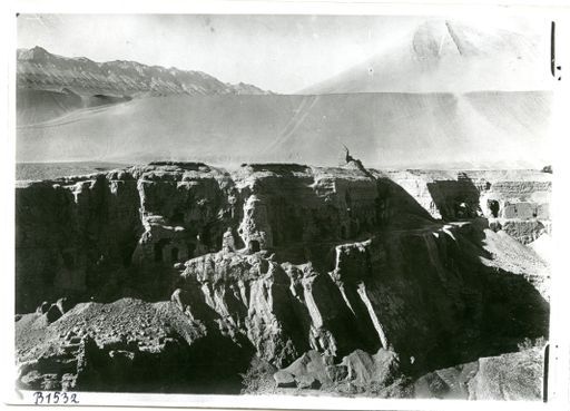 B 1532: Höhlen und Freibauten auf der Südterrasse von O